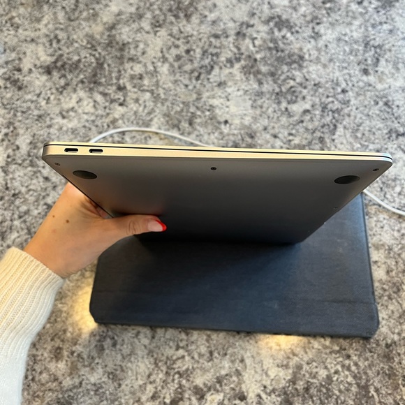 Macbook air 256g 2020 with case and charger - Picture 6 of 16
